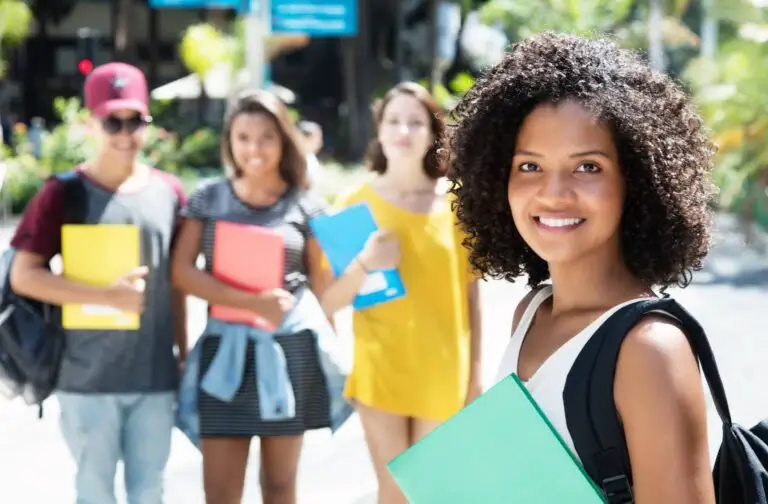 A Importância Da Habilitação E Do Ensino Médio Para Conseguir Um Bom Emprego